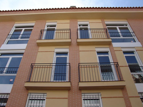 Edificio entre medianerías de 25 viviendas en Calle Bajada del Salvador. Illescas.